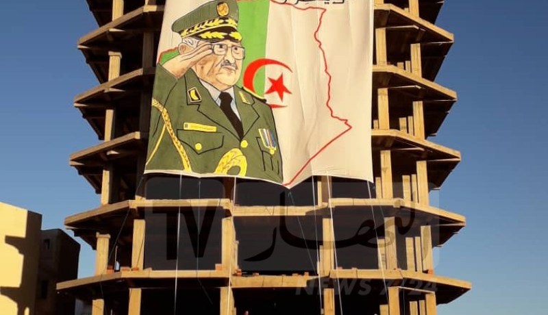 برج بوعريريج تودع الفريق أحمد قايد صالح بـ”تيفو” في “بناية الحراك”