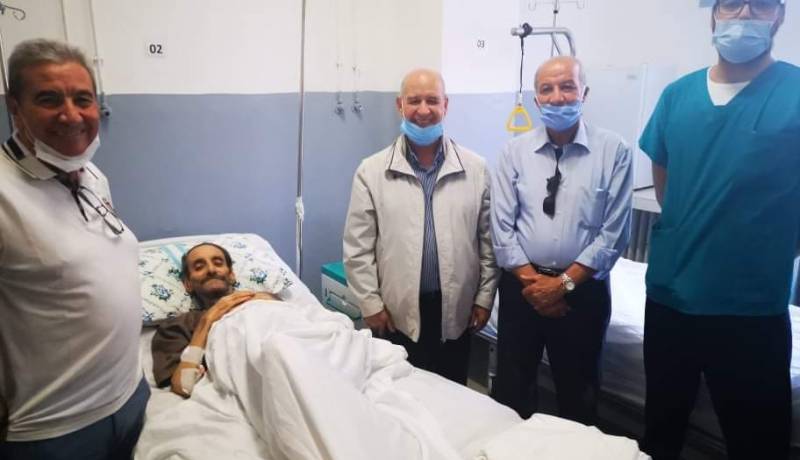 مدير الثقافة بعنابة يزور الفنان الكبير إبراهيم باي بالمستشفى