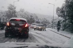 تساقط الثلوج يتسبب في عرقلة حركة المرور بمرتفعات تيسمسيلت 