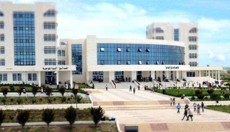 طلبة الإدارة العامة يرفضون إدماجهم في تخصص الحقوق ويطالبون الوزارة بالتدخل