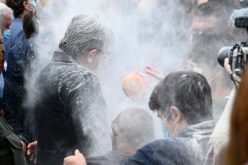 شاهد: بعد صفعة ماكرون .. شاب يرشق زعيم حزب فرنسي بالطحين