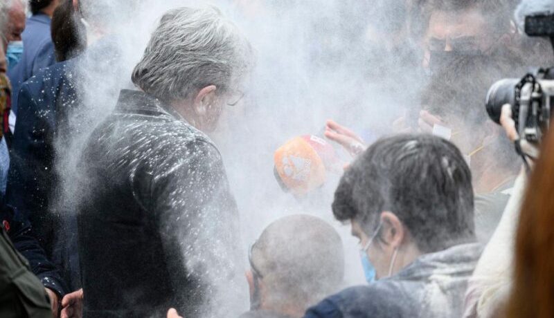 شاهد: بعد صفعة ماكرون .. شاب يرشق زعيم حزب فرنسي بالطحين