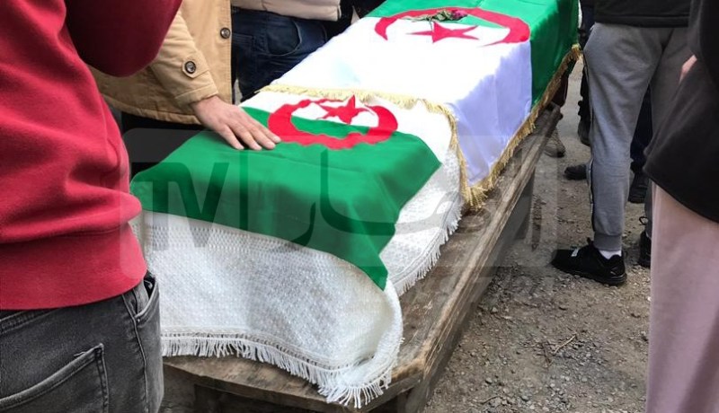 بالصور.. هكذا تم توديع الراحلة “ريم غزالي” لحظة إخراج جثمانها من منزلهم العائلي