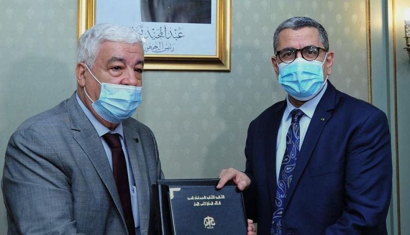 لزهاري يسلم نسخة من التقرير السنوي حول وضعية حقوق الإنسان لسنة  2019 للوزير الأول