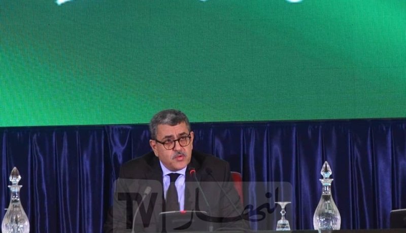 الوزير الأول يدعو كل الباحثين المقيمين بالخارج إلى التكيف مع متطلبات المجتمع