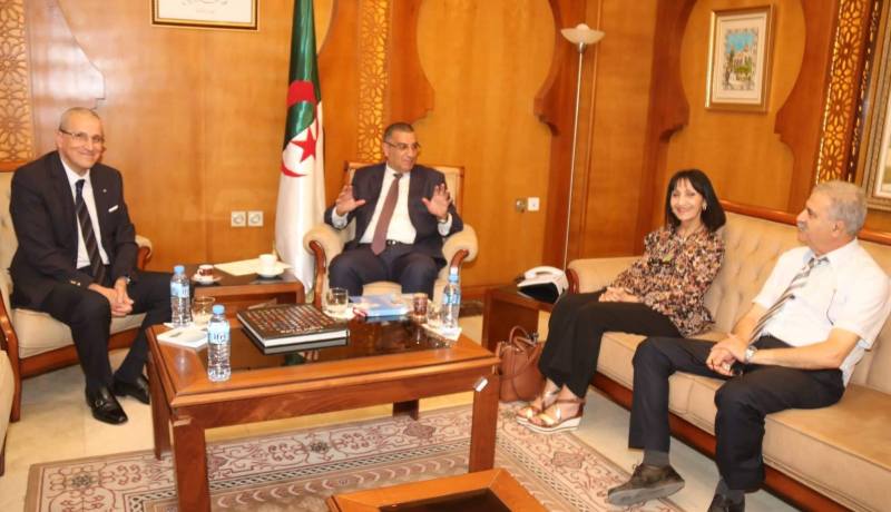 بالصور.. والي وهران يجتمع بمدراء الجامعات تحسبا للدخول الجامعي