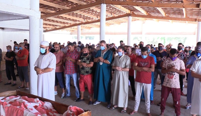 بالصور.. جثمان الفنان سعيد بوشلوش يواري الثرى بمقبرة بابا حسن في العاصمة