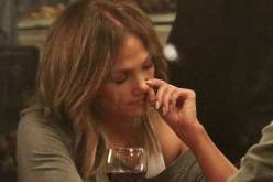 بالصور.. “جنيفر لوبيز” تنظف أنفها بأصبعها في المطعم