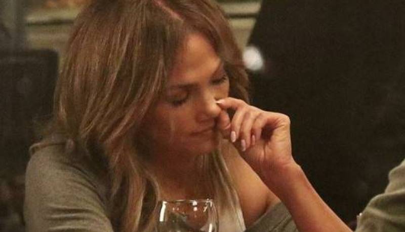 بالصور.. “جنيفر لوبيز” تنظف أنفها بأصبعها في المطعم