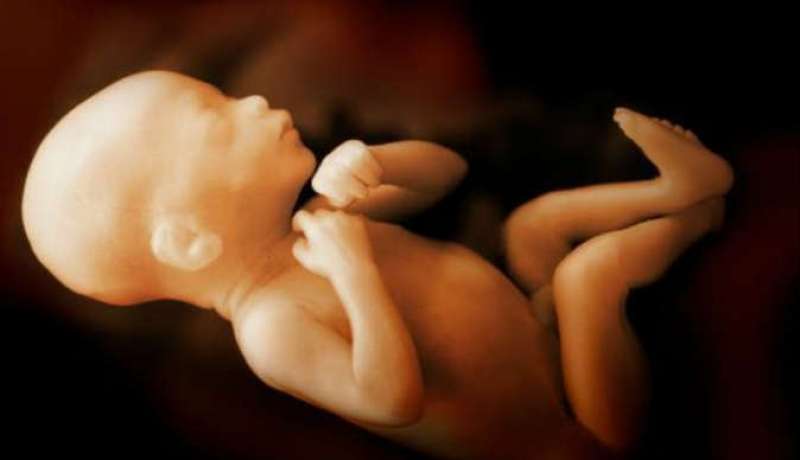 بالصور ..استئصال جنين من بطن مراهق حامل