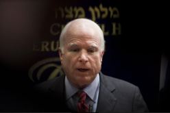 جون مكين عرّاب “الثورات العربية”.. يعالج من سرطان المخ