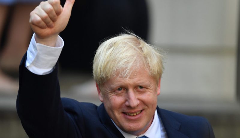 بالرغم من تراجع الإصابات بكورونا.. جونسون يدعو البريطانيين للبقاء بالمنازل