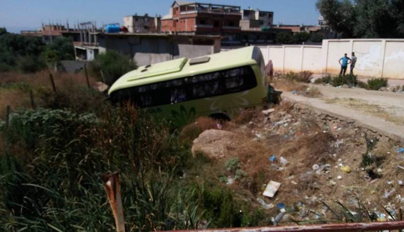 بالصور.. انحراف حافلة لنقل المسافرين بحي سوبريم بعنابة