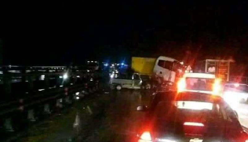 بالصور.. 4 وفيات في اصطدام شاحنة بـ 10 سيارات في البويرة