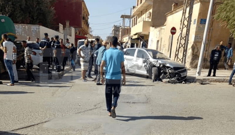شاحنة بصهريج تابعة للبلدية تصطدم بشجرة و تحطم أربع سيارات بزفيزف