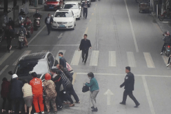 فيديو يحبس الأنفاس.. سيارة تدهس سيدة والمارة ينقذونها من تحت العجلات