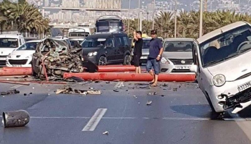 سقوط لوحة إشهارية بأرديس يقتل شخصا ويحطم عشرات السيارات