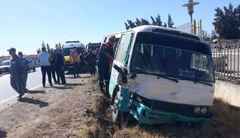 الشلف.. 3 جرحى في إصطدام سيارة بحافلة لنقل المسافرين بأم الدروع
