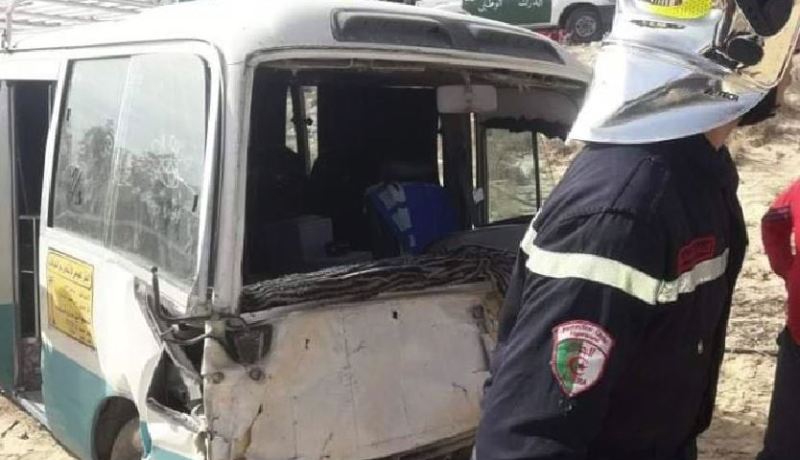 بالصور.. جريحان في إصطدام حافلة بسيارة في الوادي