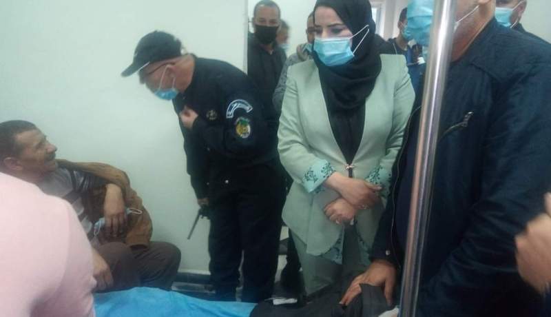 بالصور.. الوالي المنتدب للمقاطعة الإدارية ذراع الريش تتفقد جرحى حادث المرور بعنابة