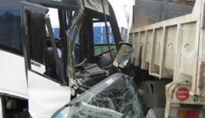 18 جريحا في حادث اصطدام شاحنة بحافلة في الطارف