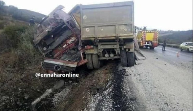 قتيل وأربعة جرحى إثر اصطدام سيارتين بشاحنة في غليزان