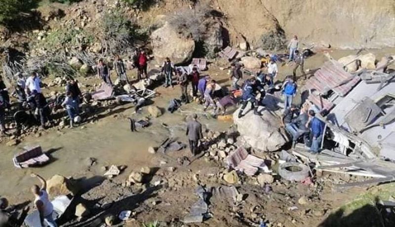مجزرة مرورية بتونس.. مقتل 24 شخصاً في إنقلاب حافلة سياحية
