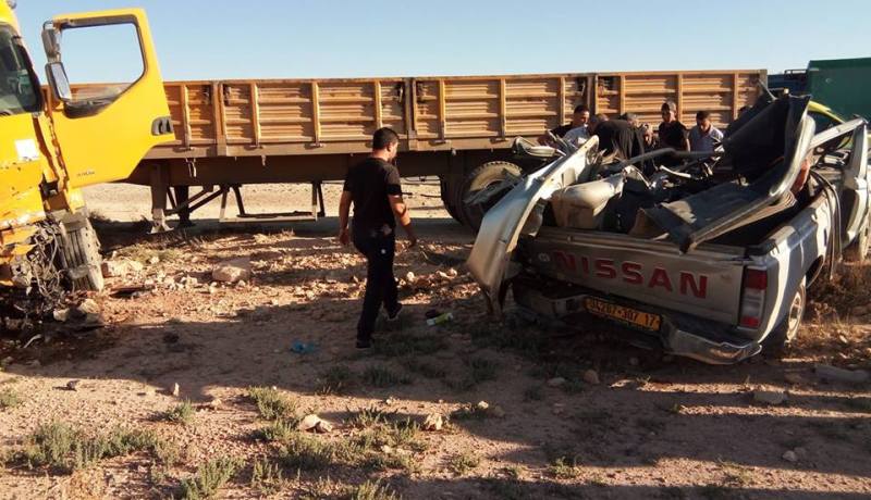 بالصور.. قتيلان وجريحان في حادث اصطدام سيارة بشاحنة في الجلفة