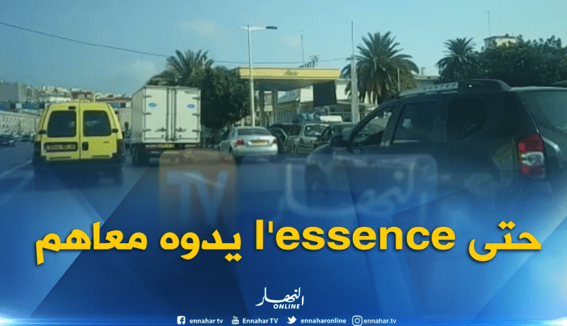 شاهد..طوابير المغتربين أمام محطات البنزين قبل مغادرتهم البلاد