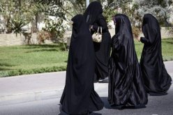 اعتقال 29 إمرأة بسبب خلعها الحجاب في إيران