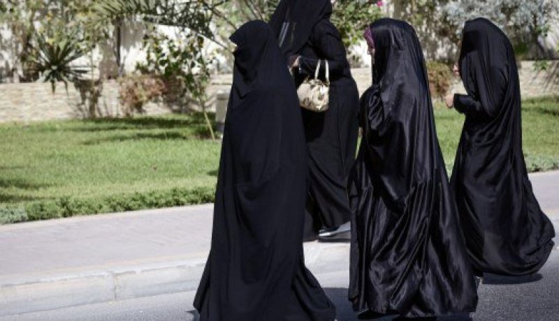 اعتقال 29 إمرأة بسبب خلعها الحجاب في إيران
