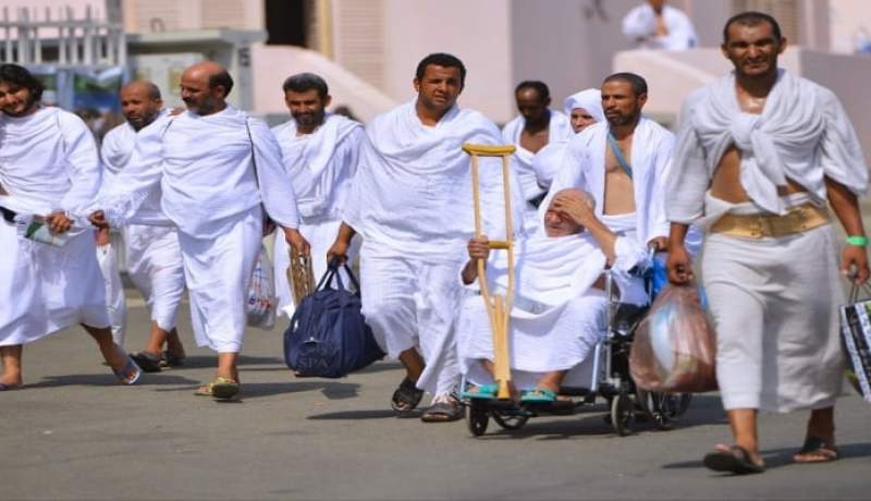حجاج بيت الله الحرام يتوافدون إلى مشعر منى لقضاء يوم التروية