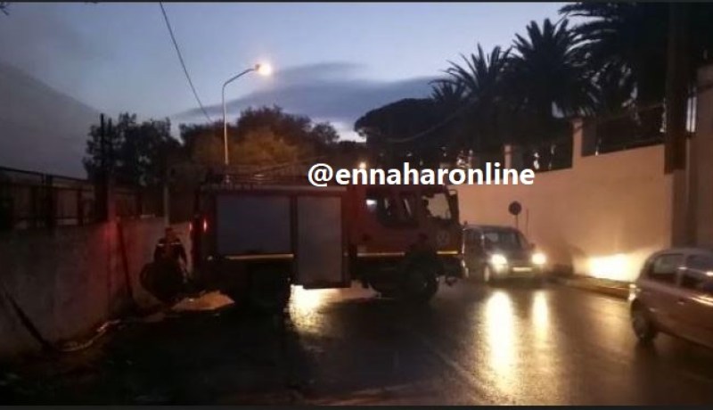 بالفيديو.. نشوب حريق بشاليهات تابعة للمدرسة العليا للإدارة بحيدرة