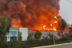 شاهد.. حريق ضخم يلتهم مستودعا تابعا لأمازون في كاليفورنيا