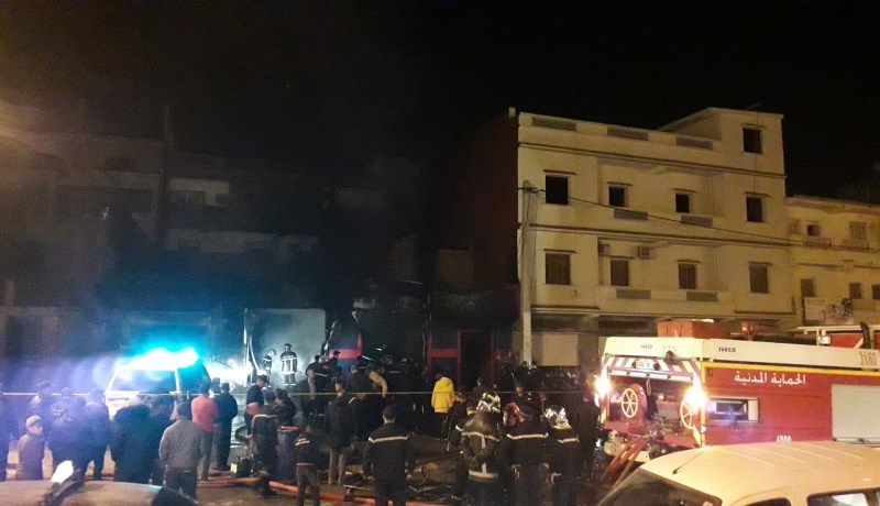 بالصور.. إخماد حريق مستودع تخزين العجلات ببئر الجير في وهران