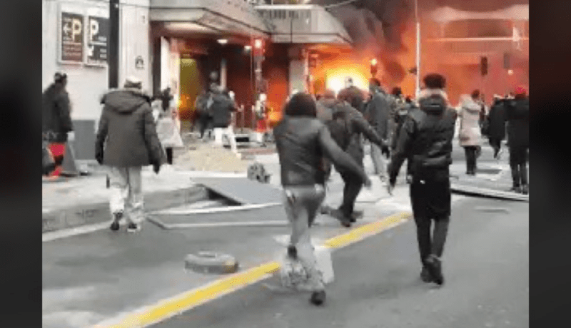 بالفيديو.. حريق مُفتعل بالقرب من إحدى أكبر محطات القطار في باريس