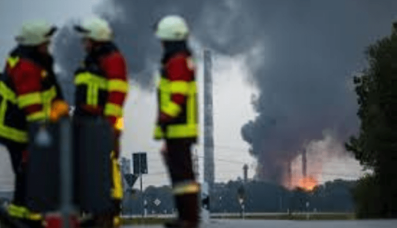 8 جرحى وإجلاء 1800 آخرين إثرحريق بمجمع لتكرير النفط في ألمانيا