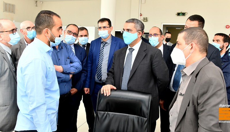 حكار يزور مشاريع صناعية تابعة للمديرية الجهوية لحاسي مسعود وحوض الحمراء