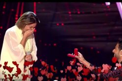 حماقي يهدي مشتركة في”ذا فويس” خاتم خطوبة لتنضم إلى فريقه