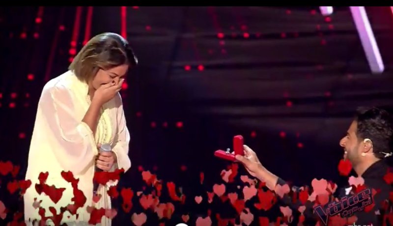 حماقي يهدي مشتركة في”ذا فويس” خاتم خطوبة لتنضم إلى فريقه