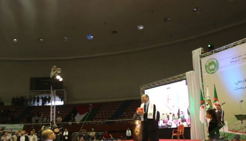 بالصور.. مقري يوزع الورود في المؤتمر الإستثنائي السابع لحمس