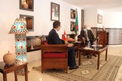 بالصور.. محمد حميدو يلتقى سفير سويسرا بالجزائر