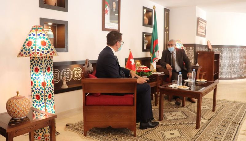 بالصور.. محمد حميدو يلتقى سفير سويسرا بالجزائر