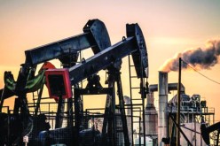 أسعار النفط ترتفع مع إنخفاض مخزونات الخام الأمريكية