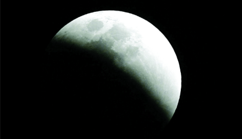 حدثان فلكيان نادران يشاهدهما العالم الشهر المقبل