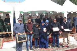 بالصور.. العقيد محمد خلاف يكرم عائلة شهيد الحماية المدنية محمد عاشور في البويرة