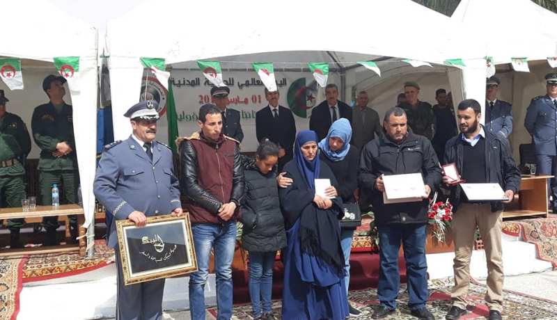 بالصور.. العقيد محمد خلاف يكرم عائلة شهيد الحماية المدنية محمد عاشور في البويرة