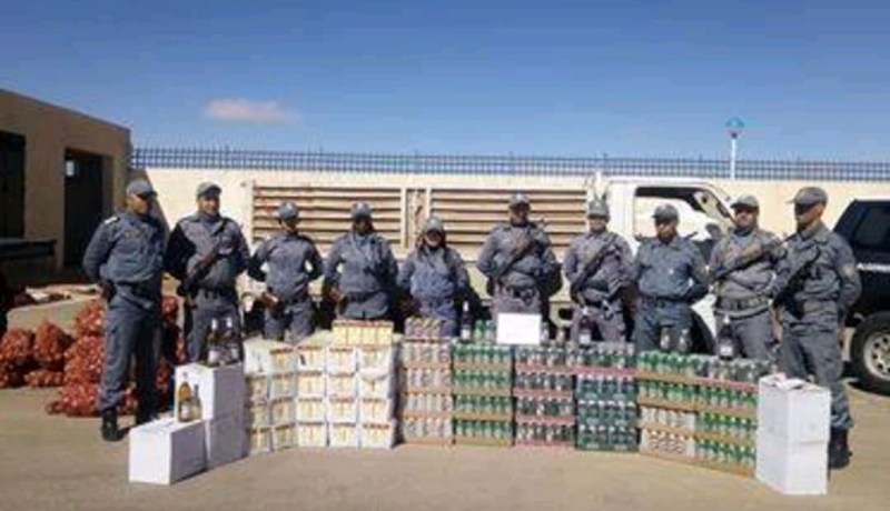 الجمارك تحجز 1400 قارورة خمر مموهة بأكياس البصل