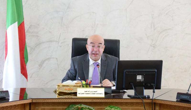 وزير الداخلية يعزي عائلة وزير المجاهدين سابقا المرحوم سعيد عبادو