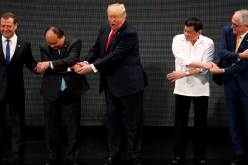 ترامب” يكسّر سلسلة مصافحة أثناء التقاط صورة تذكاريّة بقمة “آسيان”